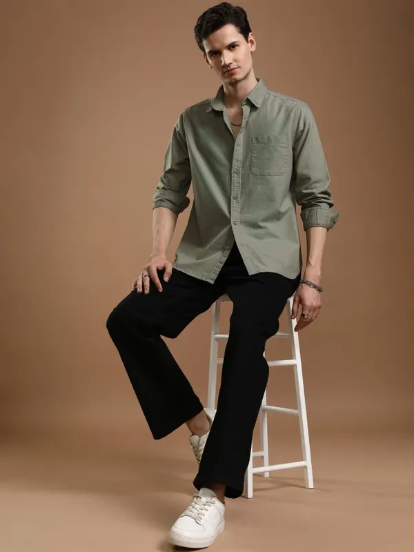 Highlander Men Green Solid Slim Fit Casual Shirt