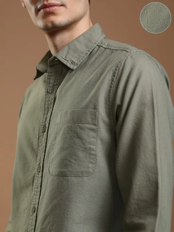 Highlander Men Green Solid Slim Fit Casual Shirt