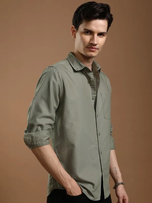 Highlander Men Green Solid Slim Fit Casual Shirt