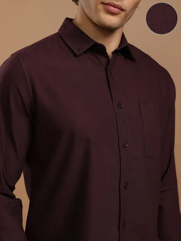 Highlander Men Maroon Solid Slim Fit Casual Shirt