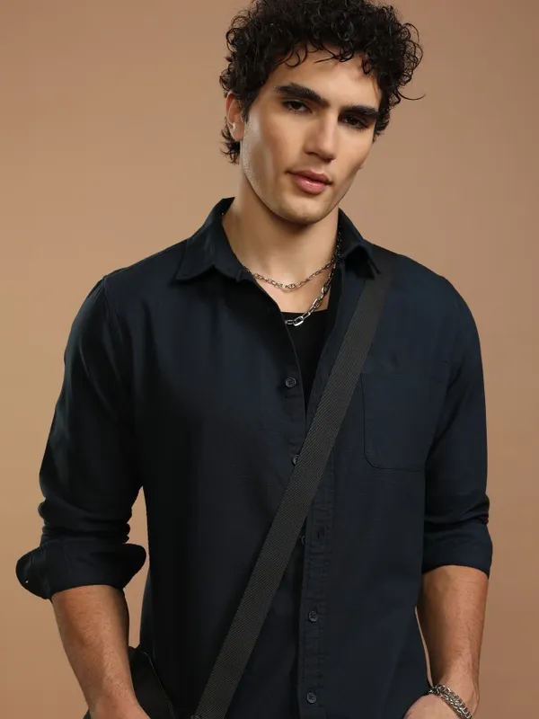 Highlander Men Navy Blue Solid Slim Fit Casual Shirt