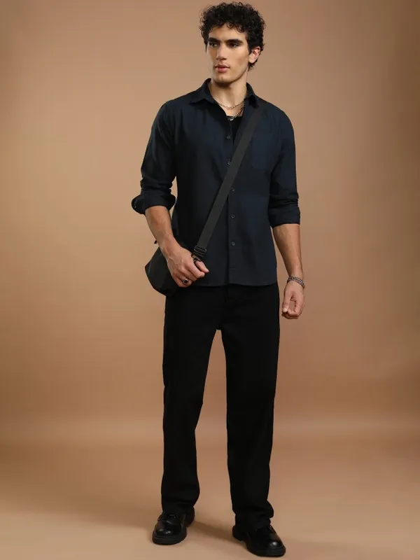 Highlander Men Navy Blue Solid Slim Fit Casual Shirt