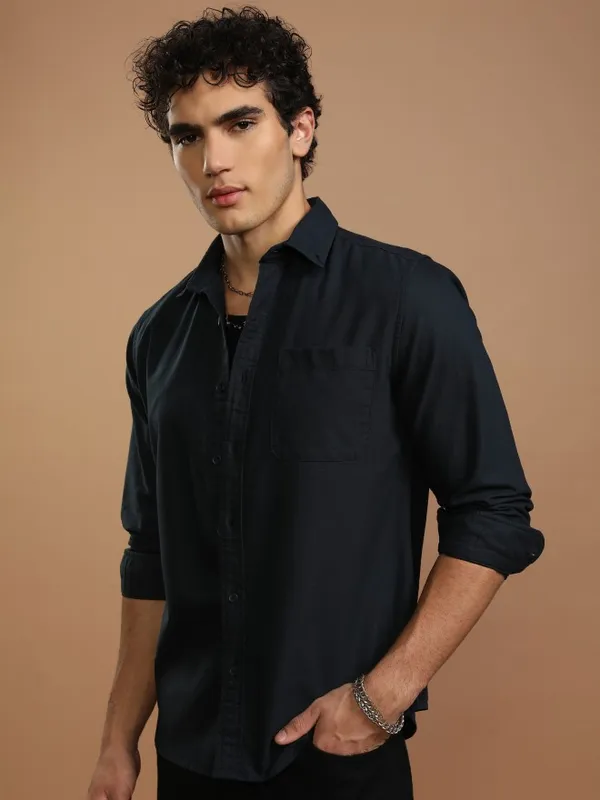 Highlander Men Navy Blue Solid Slim Fit Casual Shirt