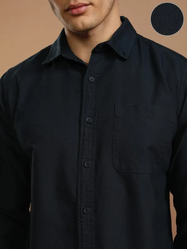 Highlander Men Navy Blue Solid Slim Fit Casual Shirt