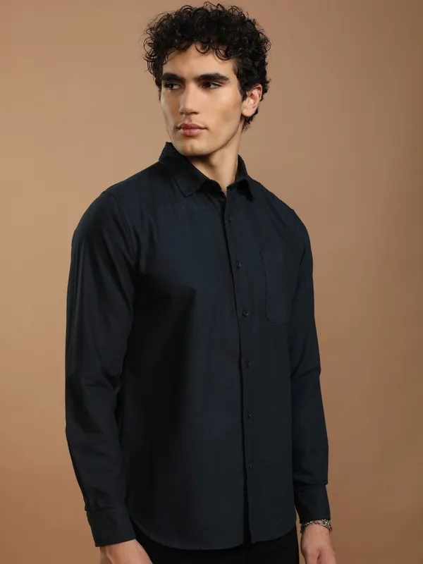 Highlander Men Navy Blue Solid Slim Fit Casual Shirt
