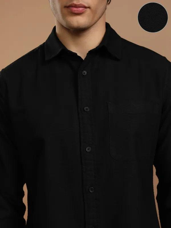 Highlander Men Black Solid Slim Fit Casual Shirt