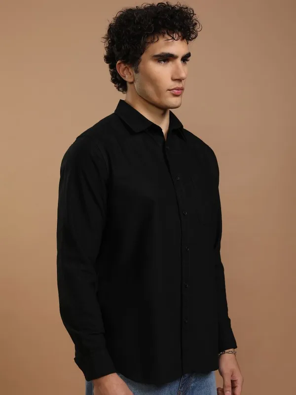 Highlander Men Black Solid Slim Fit Casual Shirt