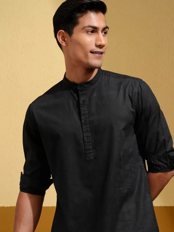 Highlander Men Black Solid Slim Fit Casual Shirt