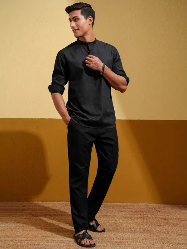 Highlander Men Black Solid Slim Fit Casual Shirt