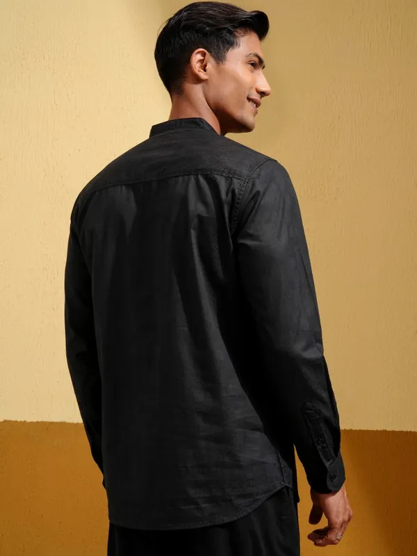Highlander Men Black Solid Slim Fit Casual Shirt
