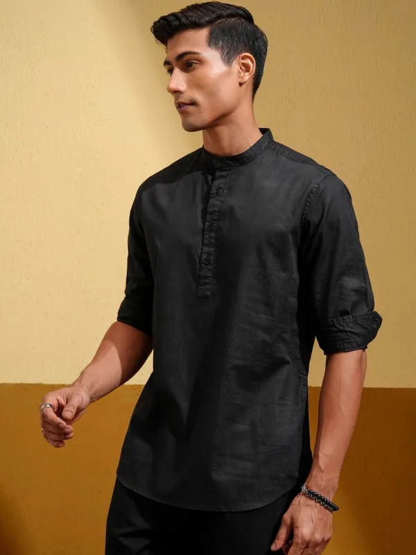 Highlander Men Black Solid Slim Fit Casual Shirt