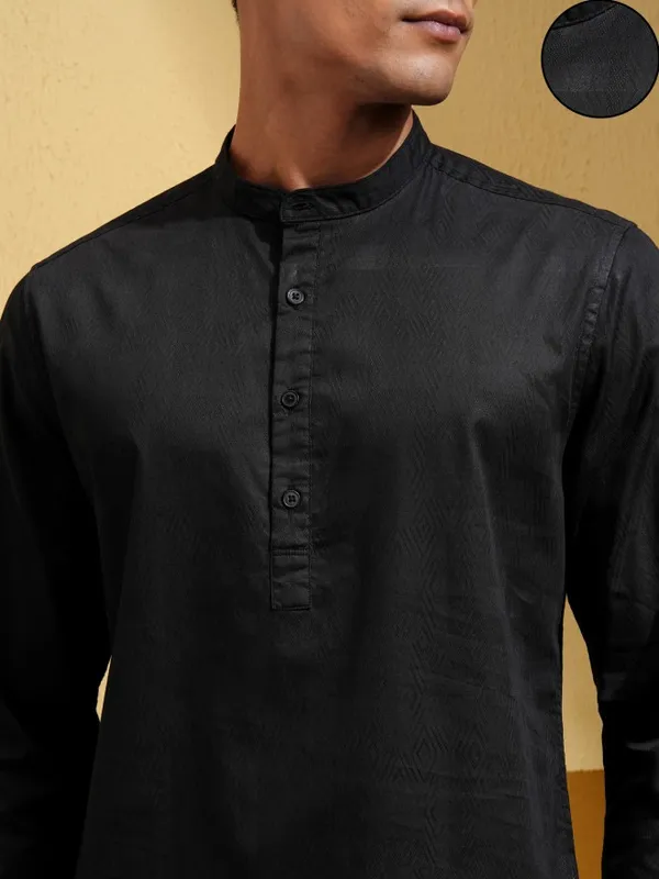 Highlander Men Black Solid Slim Fit Casual Shirt