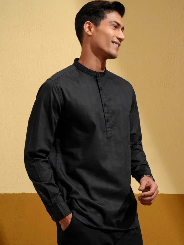 Highlander Men Black Solid Slim Fit Casual Shirt