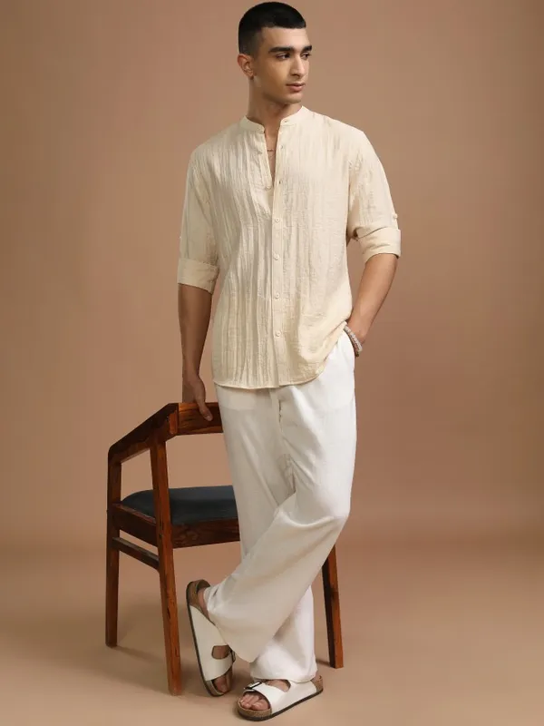 Highlander Men Cream Solid Regular Fit Casual Shirt