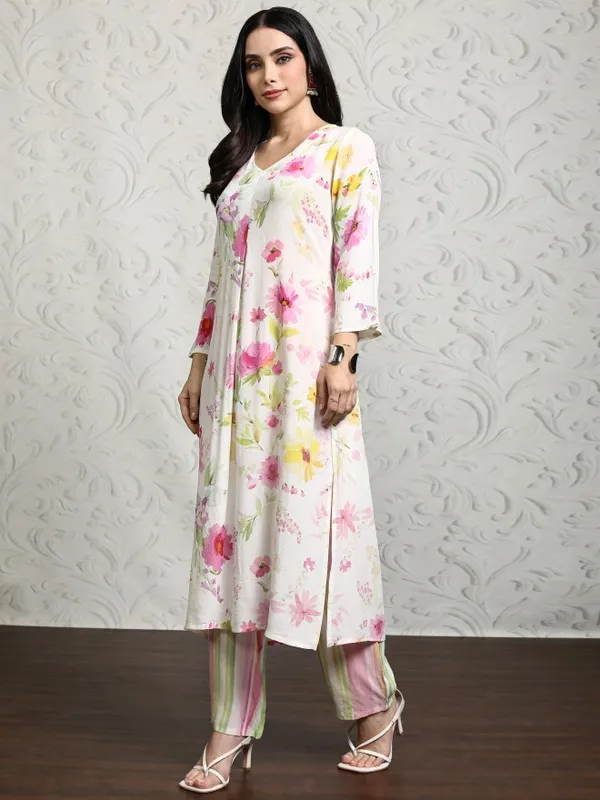 Vishudh Women White Printed Kurta With Trousers
