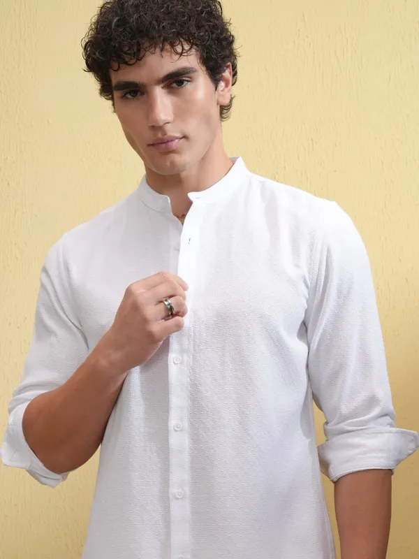 Highlander Men White Solid Slim Fit Casual Shirt