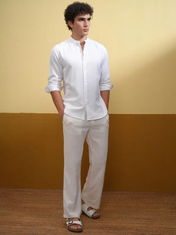 Highlander Men White Solid Slim Fit Casual Shirt