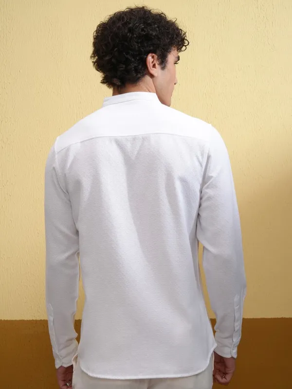 Highlander Men White Solid Slim Fit Casual Shirt