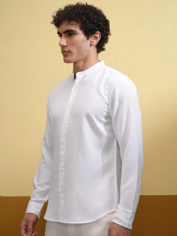 Highlander Men White Solid Slim Fit Casual Shirt