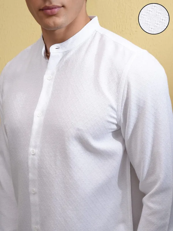 Highlander Men White Solid Slim Fit Casual Shirt