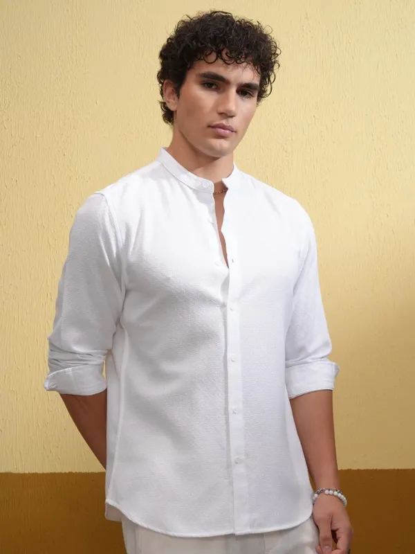 Highlander Men White Solid Slim Fit Casual Shirt