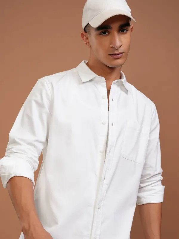 Highlander Men White Solid Slim Fit Casual Shirt