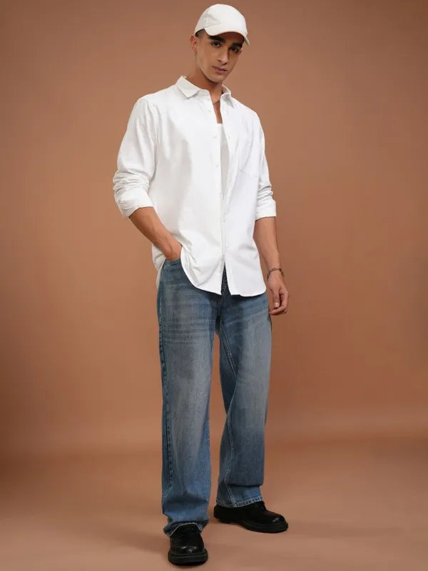Highlander Men White Solid Slim Fit Casual Shirt