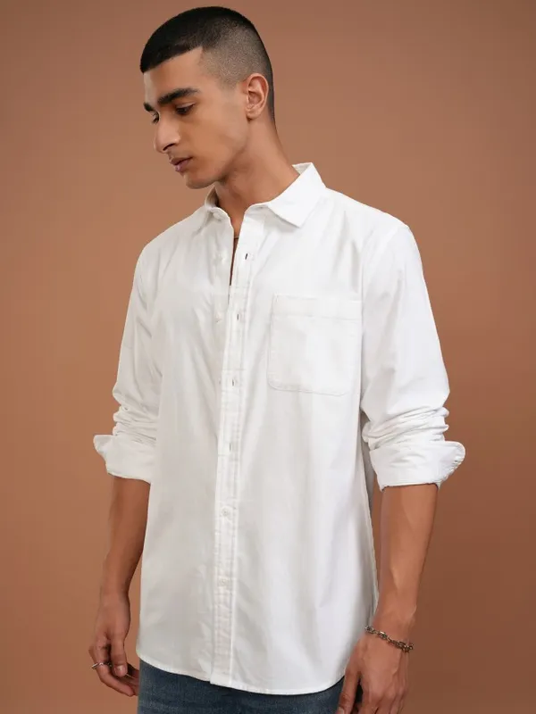 Highlander Men White Solid Slim Fit Casual Shirt