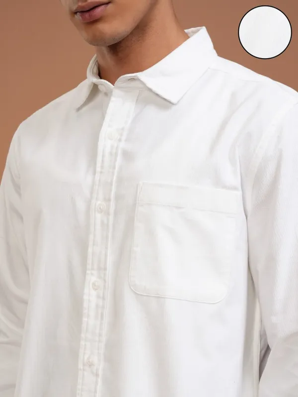 Highlander Men White Solid Slim Fit Casual Shirt