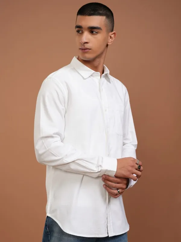 Highlander Men White Solid Slim Fit Casual Shirt