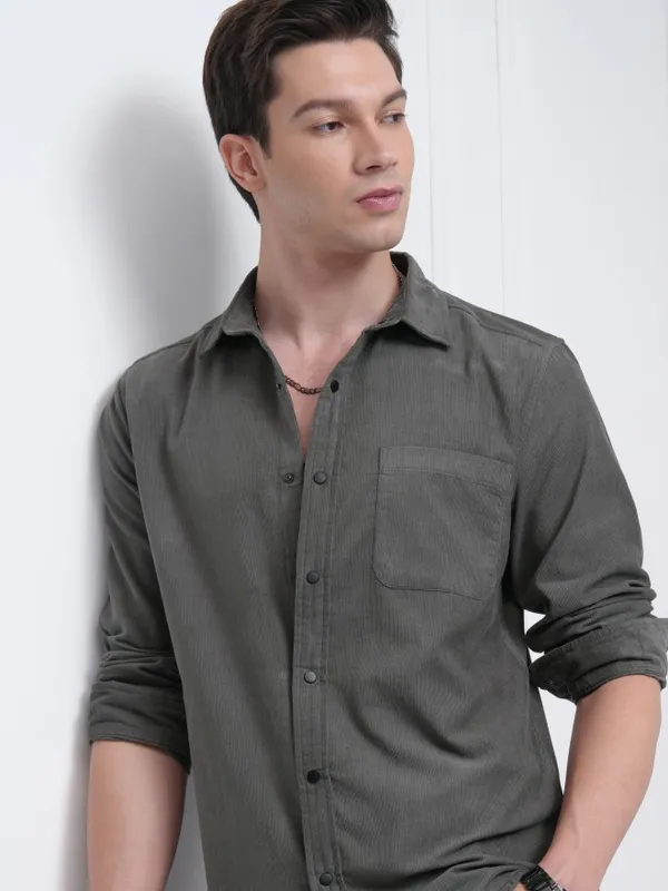 Highlander Men Grey Solid Slim Fit Casual Shirt