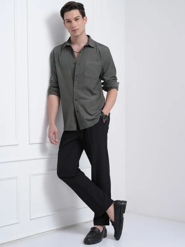 Highlander Men Grey Solid Slim Fit Casual Shirt