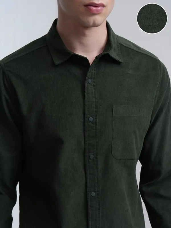 Highlander Men Green Solid Slim Fit Corduroy Casual Shirt
