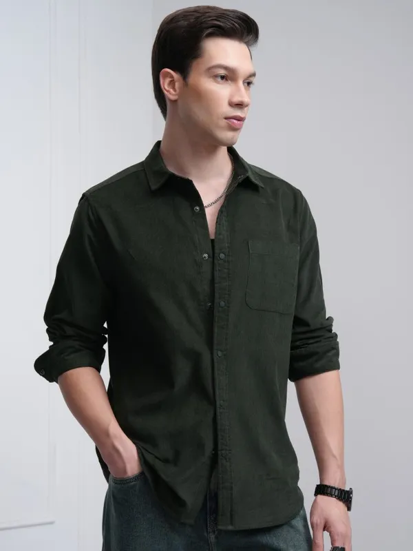 Highlander Men Green Solid Slim Fit Corduroy Casual Shirt