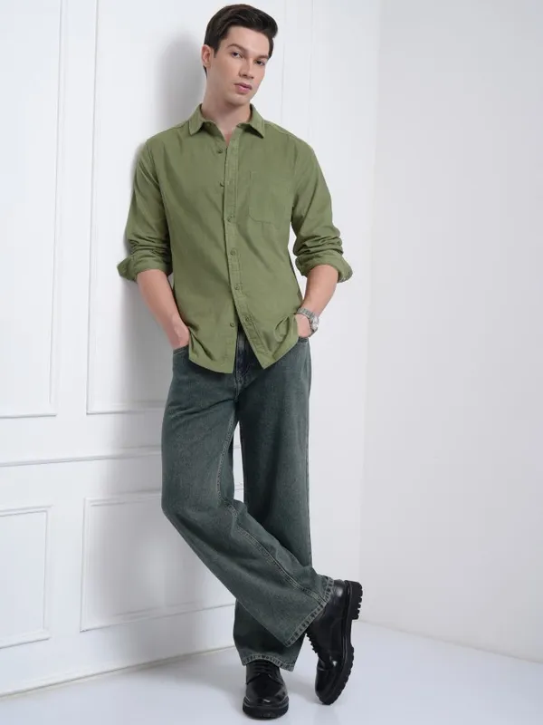 Highlander Men Green Solid Slim Fit Corduroy Casual Shirt
