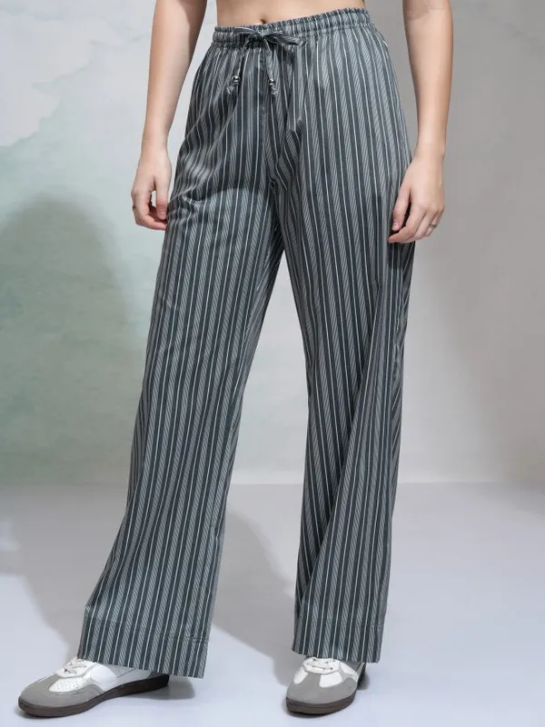 Tokyo Talkies Women Black Solid Regular Fit Casual Trouser