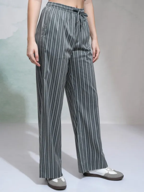 Tokyo Talkies Women Black Solid Regular Fit Casual Trouser