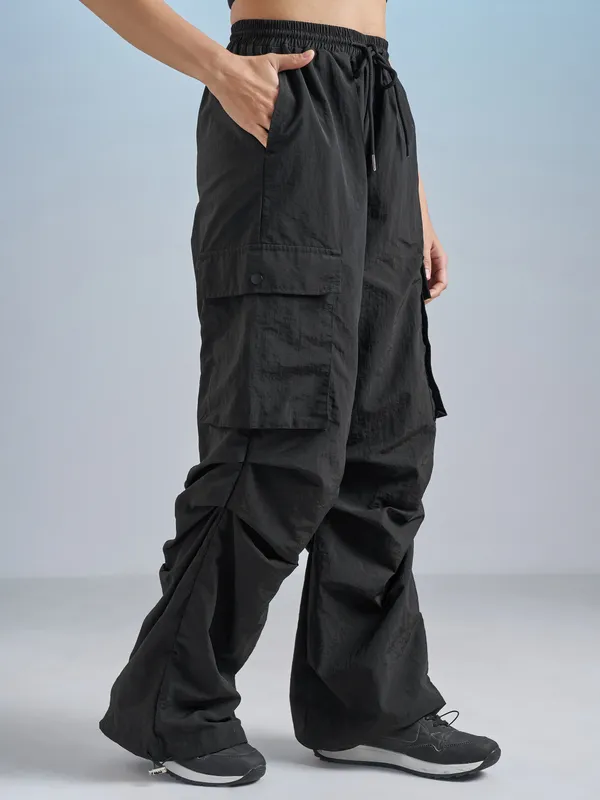 Street By Tokyo Talkies Women Black Solid Loose Fit Cargos