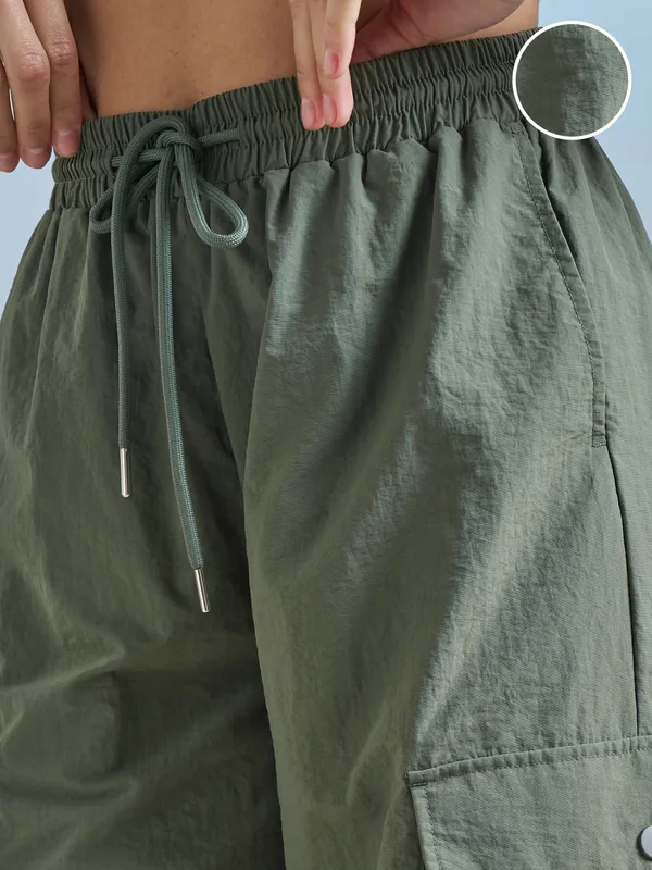 Street By Tokyo Talkies Women Green Solid Loose Fit Cargos