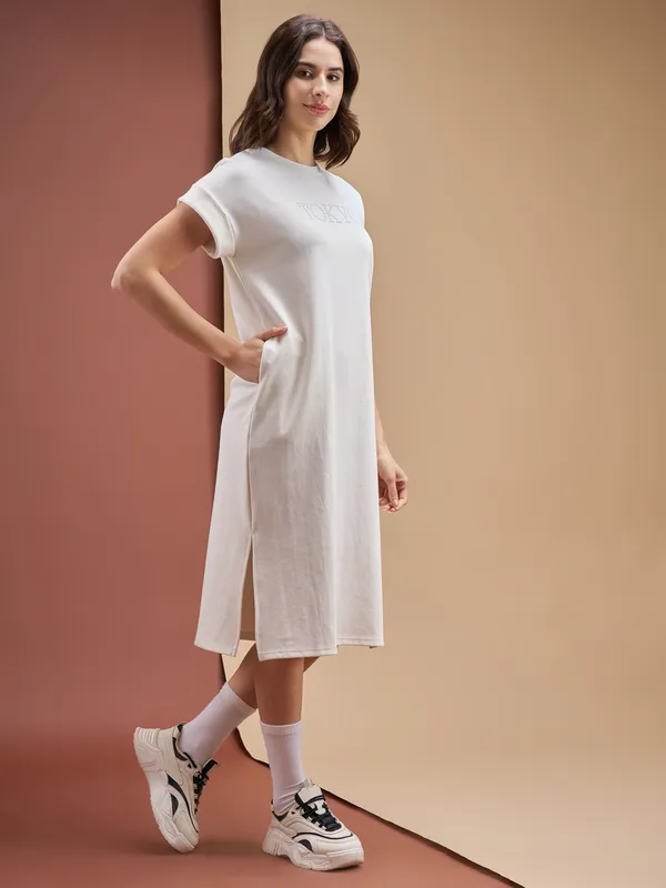 Street By Tokyo Talkies Women Off White Solid T-shirt Dress