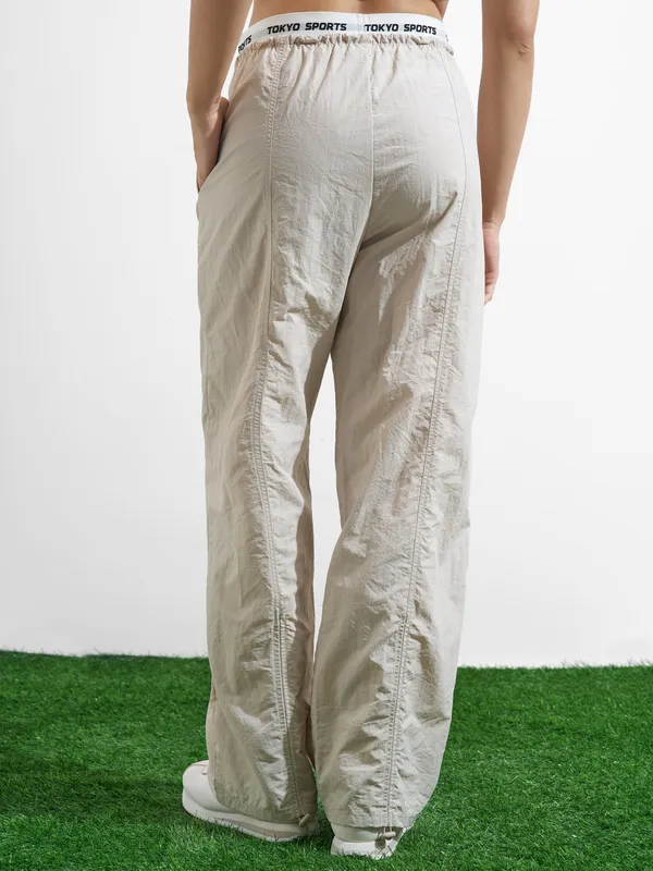 Street By Tokyo Talkies Women Beige Solid Relaxed Fit Cargos