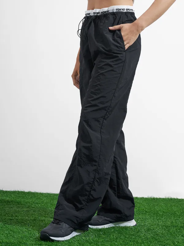 Street By Tokyo Talkies Women Black Solid Relaxed Fit Cargos