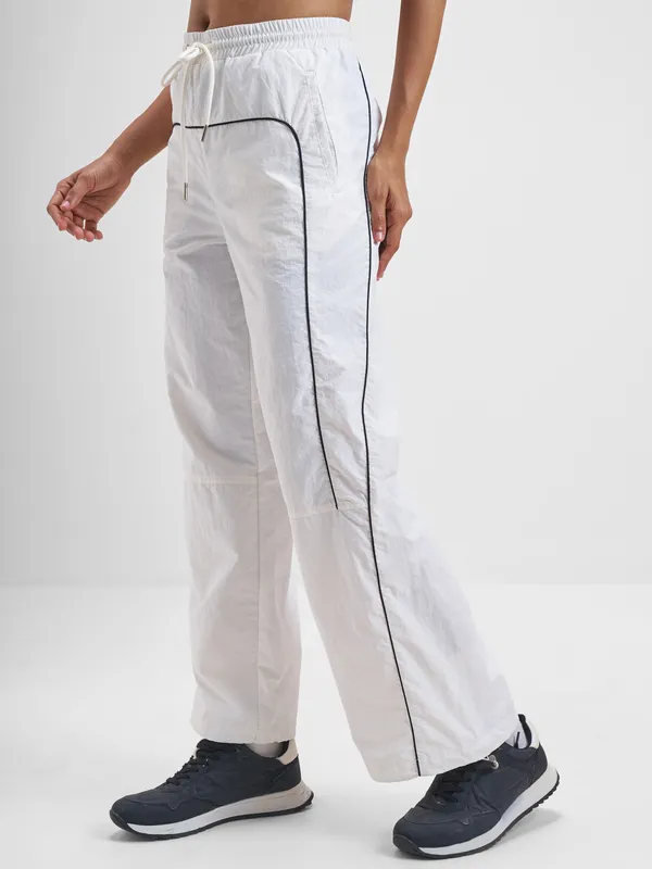 Street By Tokyo Talkies Women White Solid Straight Fit Regular Trouser