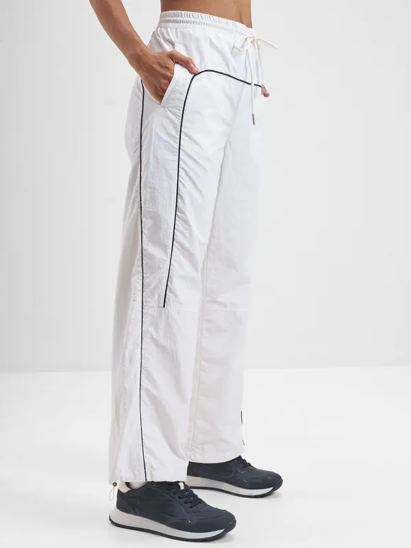 Street By Tokyo Talkies Women White Solid Straight Fit Regular Trouser