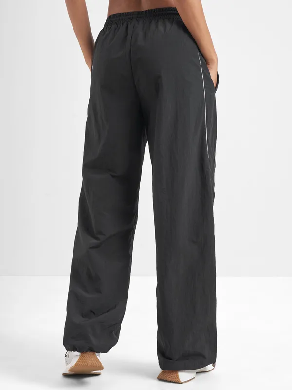 Street By Tokyo Talkies Women Black Solid Straight Fit Regular