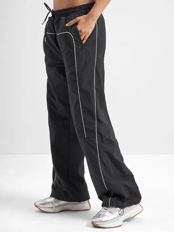 Street By Tokyo Talkies Women Black Solid Straight Fit Regular