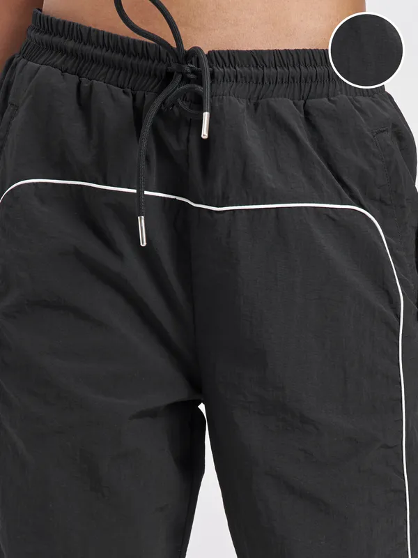 Street By Tokyo Talkies Women Black Solid Straight Fit Regular