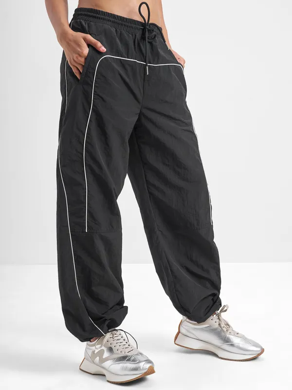 Street By Tokyo Talkies Women Black Solid Straight Fit Regular