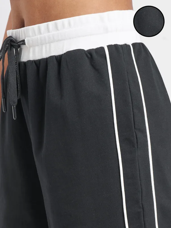 Street By Tokyo Talkies Women Black Relaxed Fit Shorts