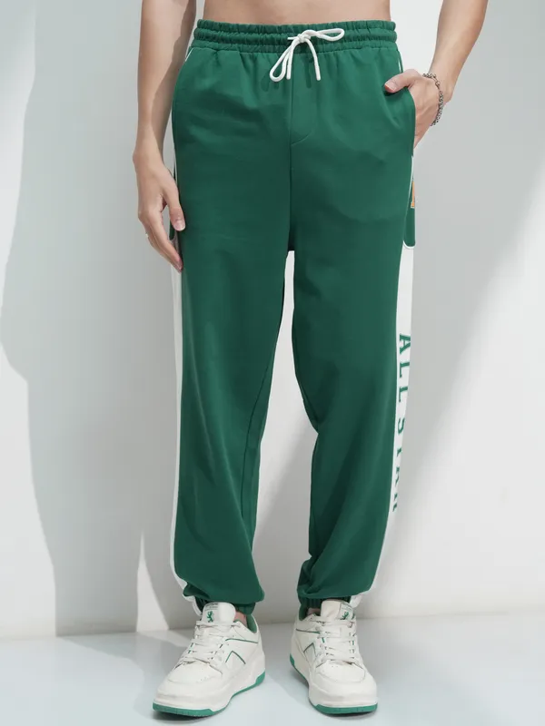 Disney By Highlander Men Green Mickey Mouse Solid Relaxed Fit Cargos
